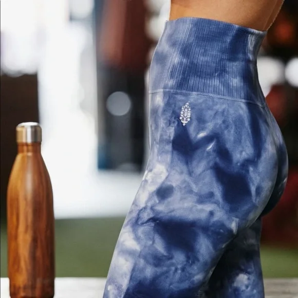 Free People FP Movement Good Karma Blue Tie Dye Leggings NEW - Picture 9 of 11